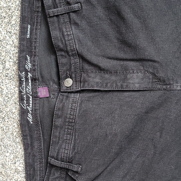 Gloria Vanderbilt Black Capris !!! - Picture 3 of 8